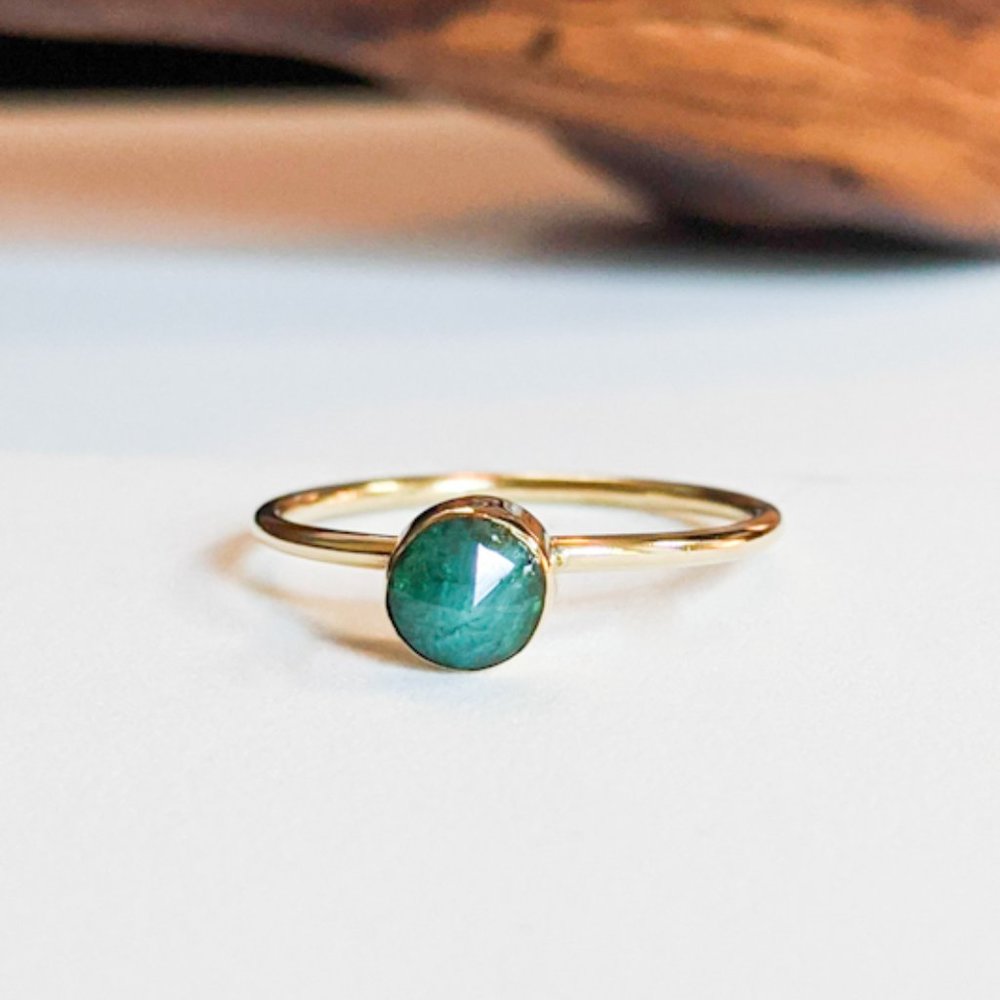🦋LAST 1🦋 NWT Round Emerald and Brass Stacking Ring